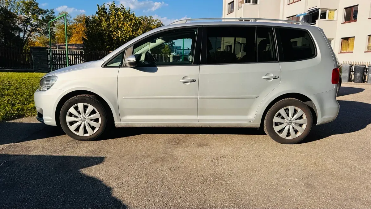 Volkswagen Touran 2011 photo 2