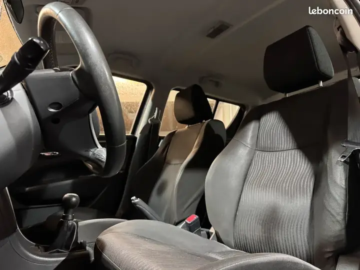 Suzuki Swift 2012 photo 5