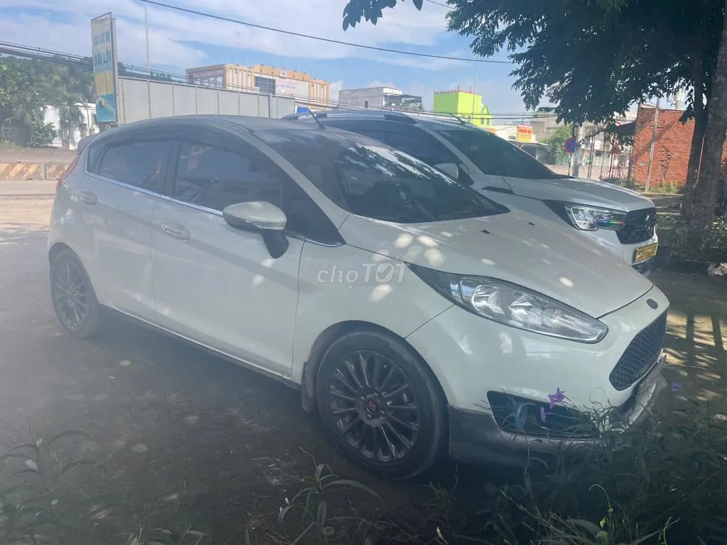 Ford Fiesta 2014 photo 2