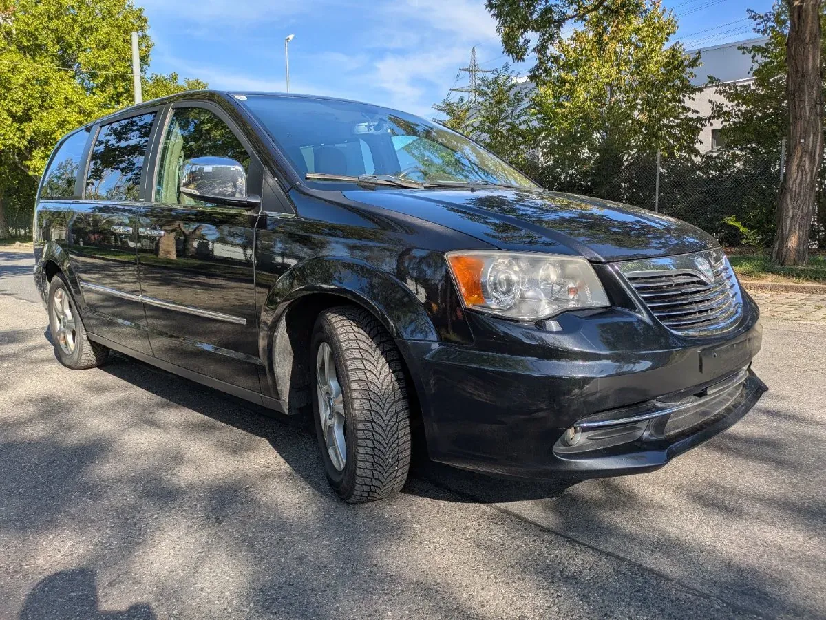 Lancia Voyager 2011 photo 3