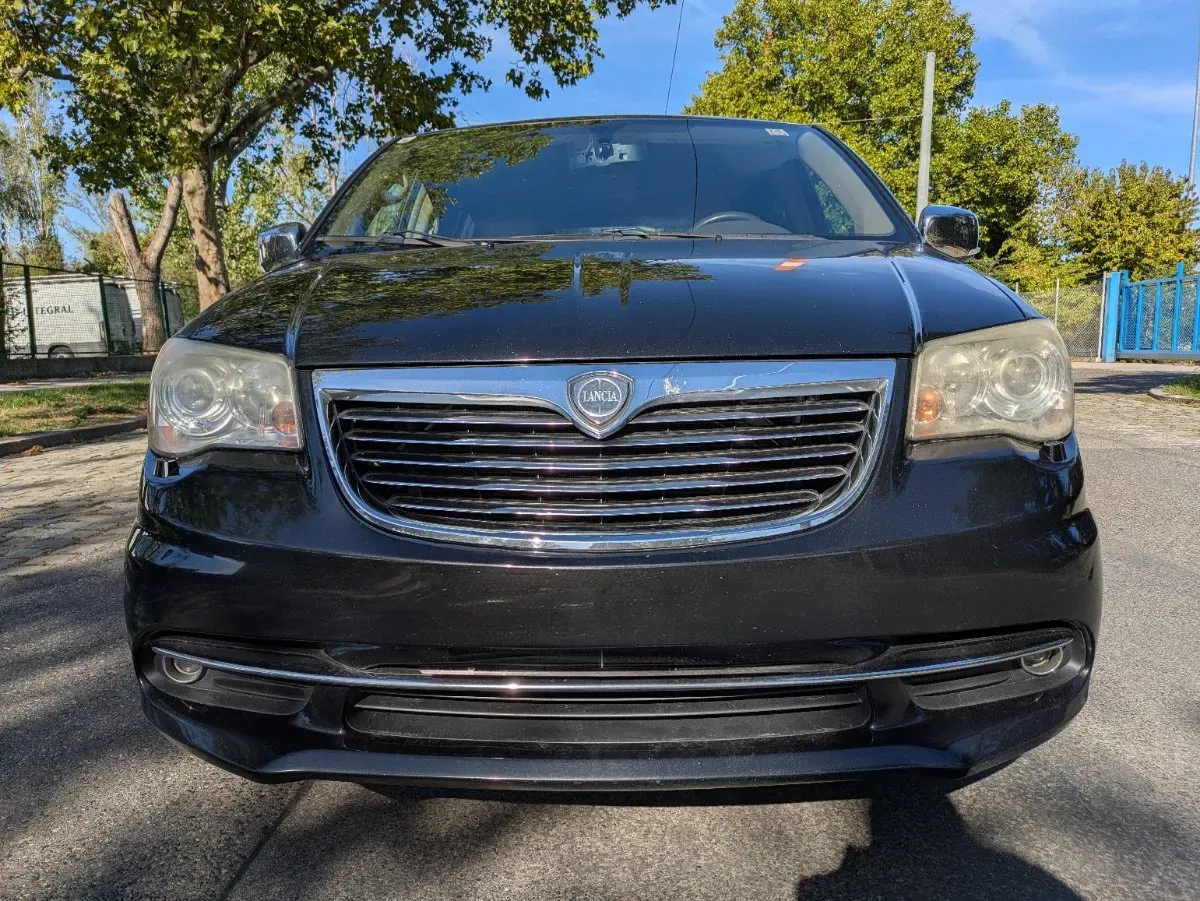 Lancia Voyager 2011 photo 2