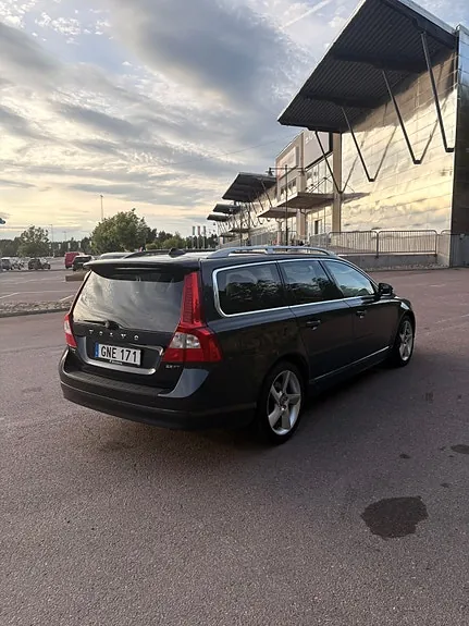 Volvo V70 2010 photo 2