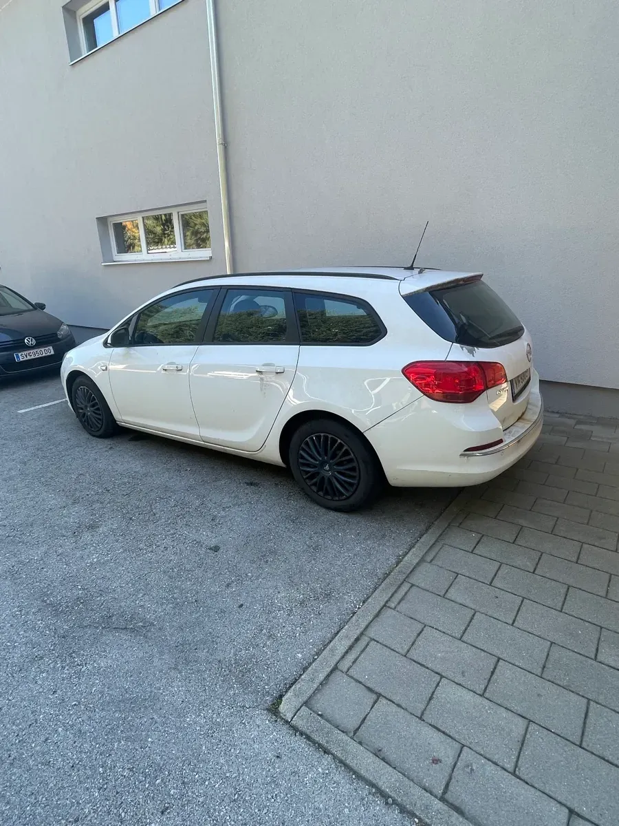 Opel Astra 2013 photo 2