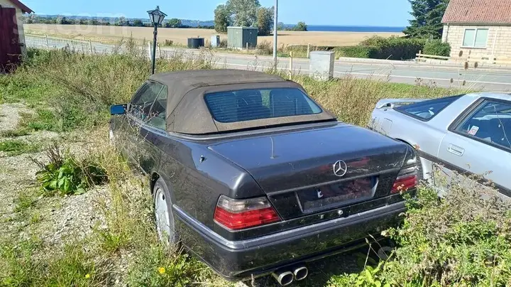 Mercedes-Benz E320 1996 photo 2