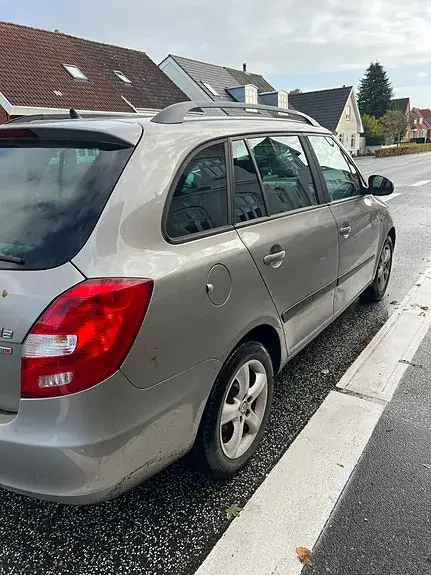Skoda Fabia 2011 photo 2