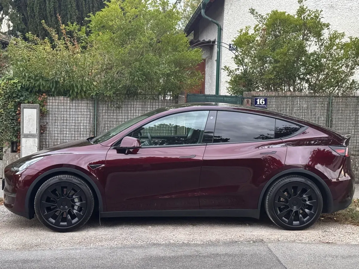 Tesla Model Y 2023 photo 2