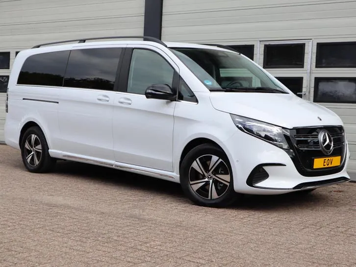 Mercedes-Benz Eqv 2025 photo 2