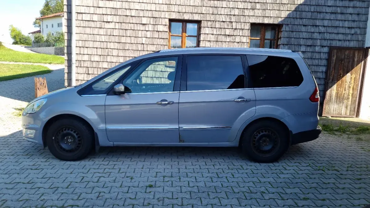 Ford Galaxy 2011 photo 2
