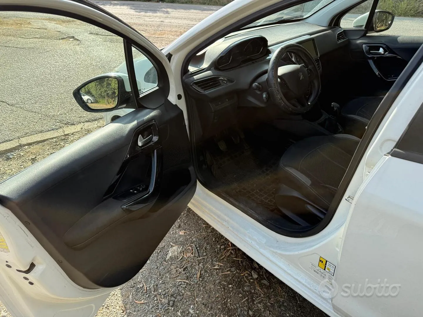 Peugeot 208 2015 photo 5