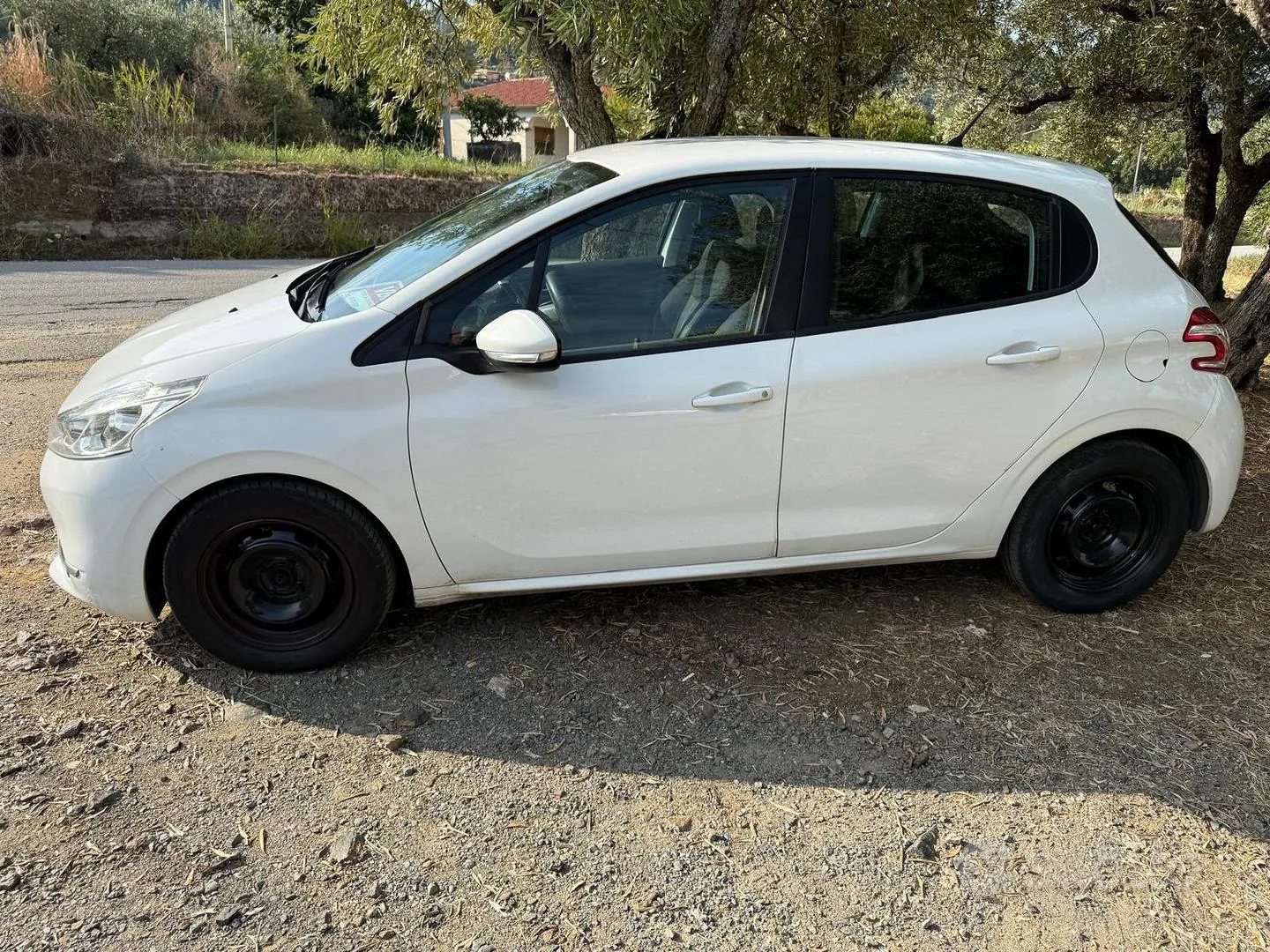 Peugeot 208 2015 photo 4