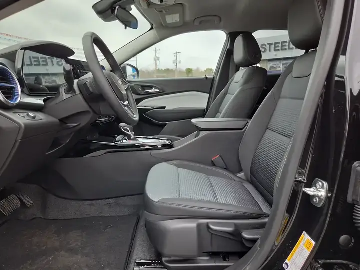 Chevrolet Trax 2026 photo 2