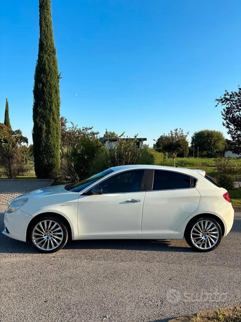 Alfa Romeo Giulietta 2012 photo 2