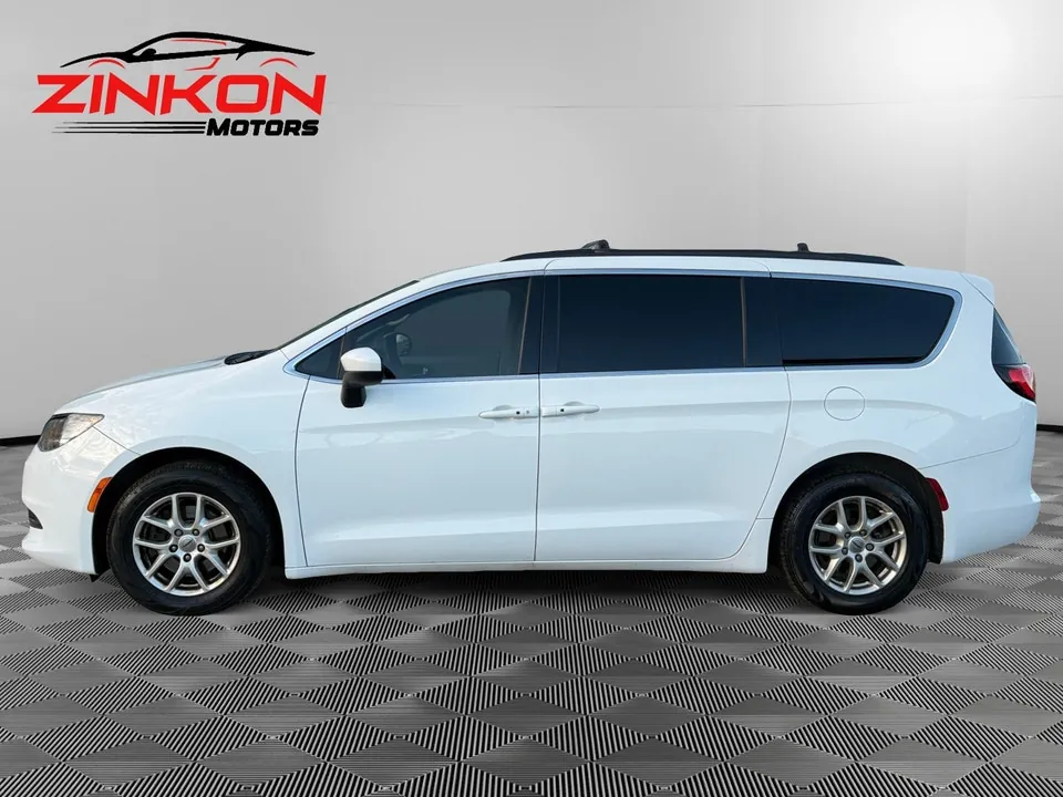 Chrysler Grand Caravan 2022 photo 2