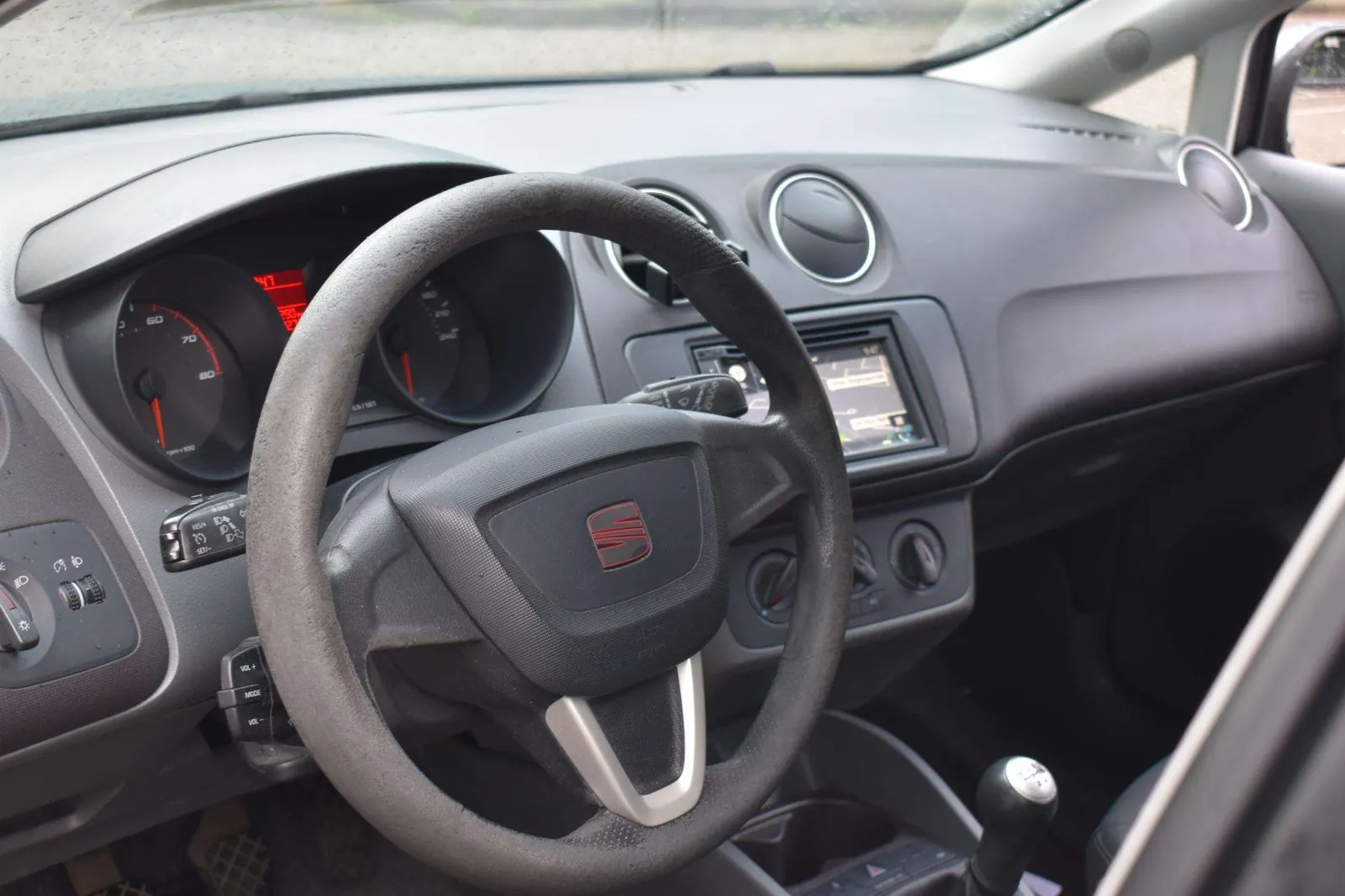 Seat Ibiza 2012 photo 2