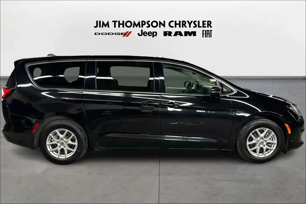 Chrysler Grand Caravan 2024 photo 4