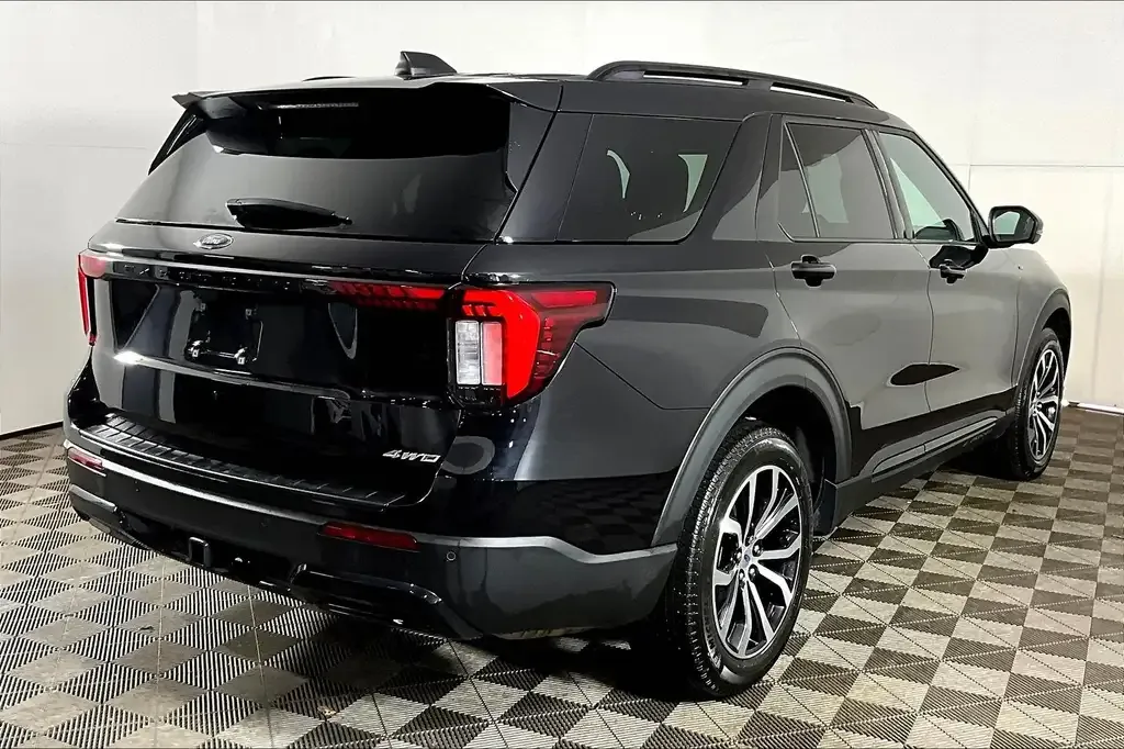Ford Explorer 2025 photo 2