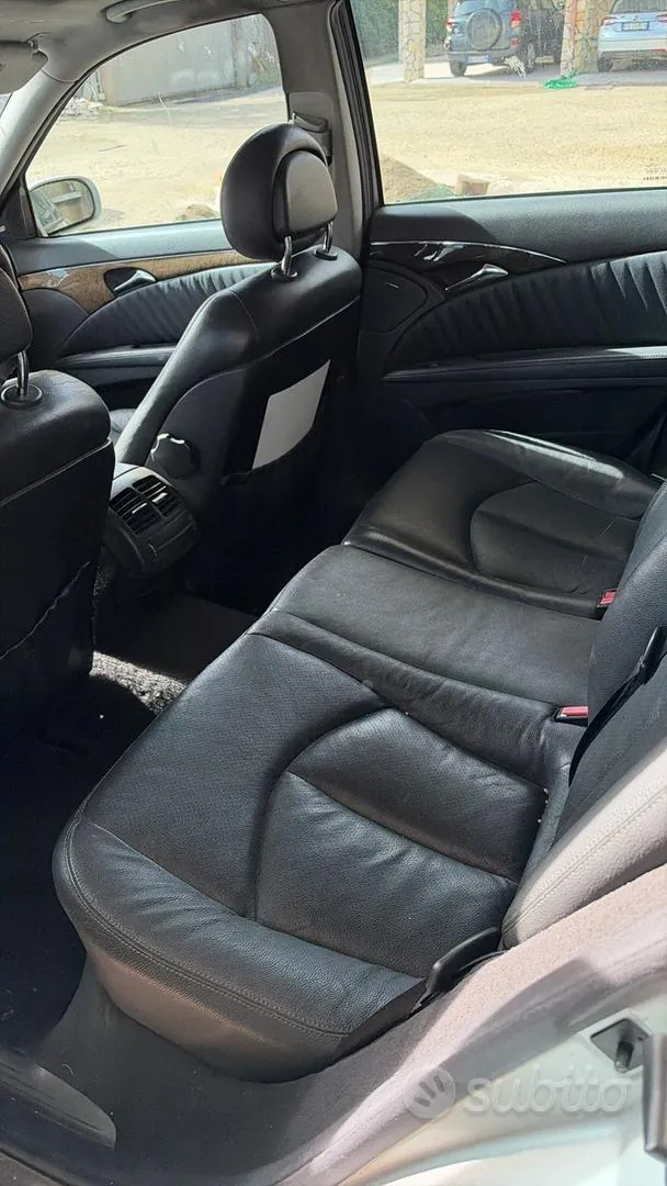 Mercedes-Benz E220 2004 photo 3
