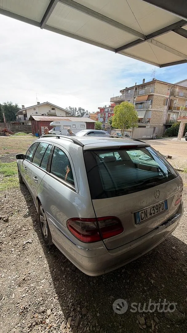 Mercedes-Benz E220 2004 photo 2