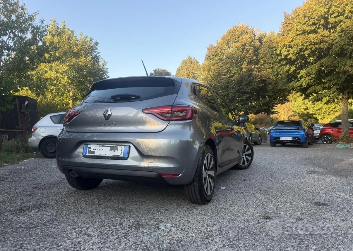 Renault Clio 2023 photo 2