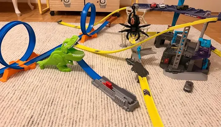 Hot Wheels Spider Station