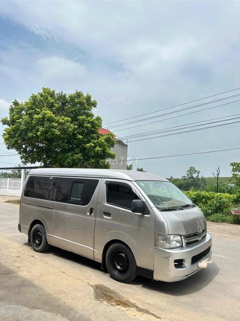 Toyota Hiace 2010 photo 2