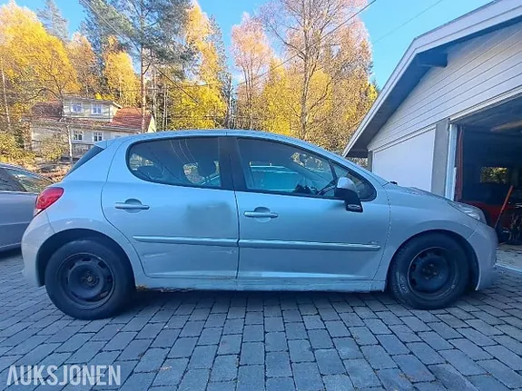 Peugeot 207 2011 photo 3