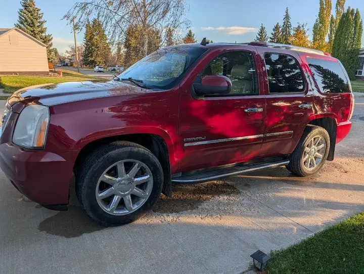 GMC Yukon 2010 photo 2