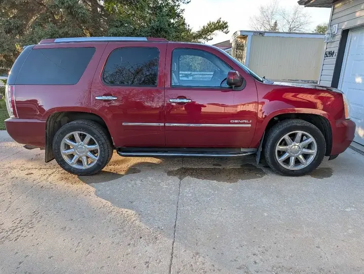 GMC Yukon 2010 photo 3
