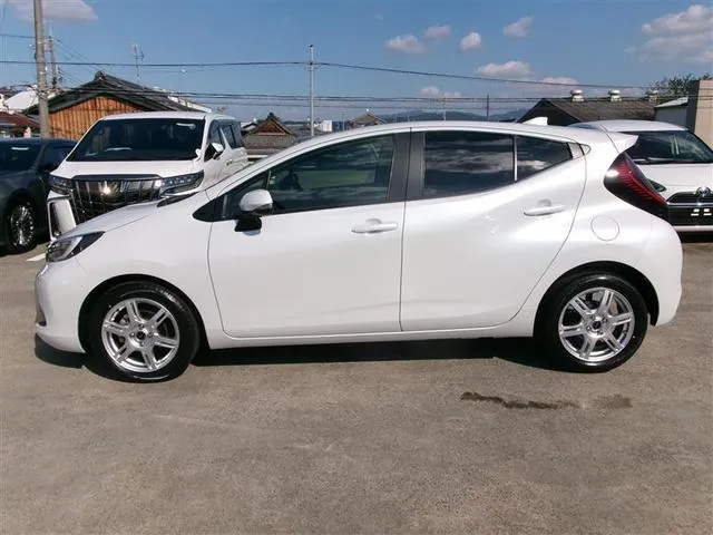 Toyota Aqua Z 2024 photo 2