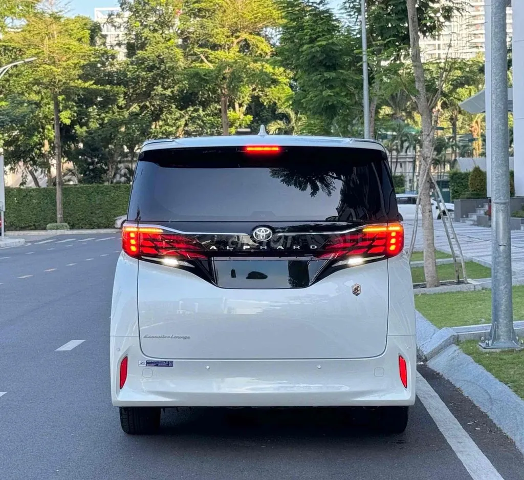 Toyota Alphard 2025 photo 2