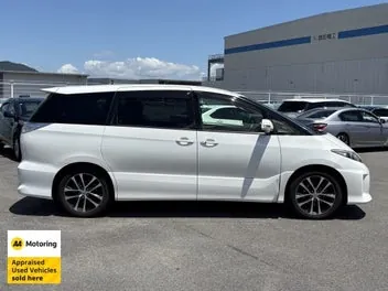 Toyota Estima 2015 photo 4