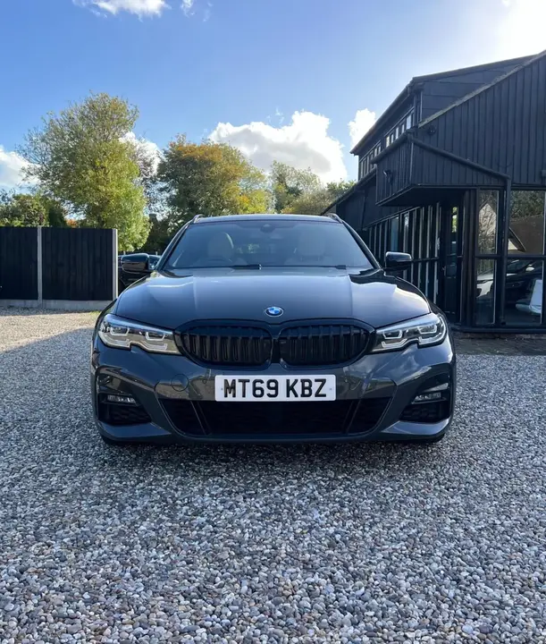 BMW 3 Series 2019 photo 2
