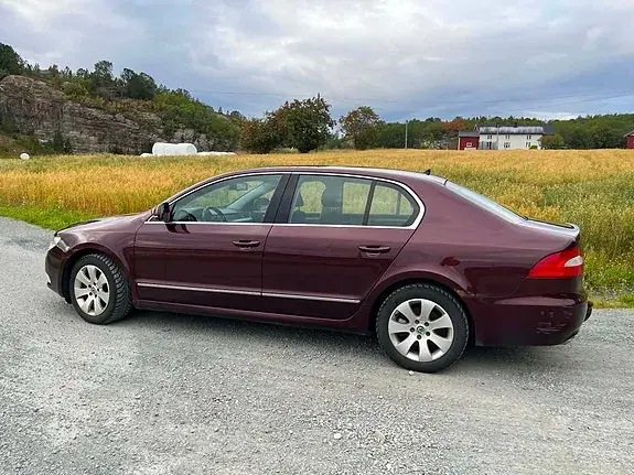 Skoda Superb 2009 photo 4