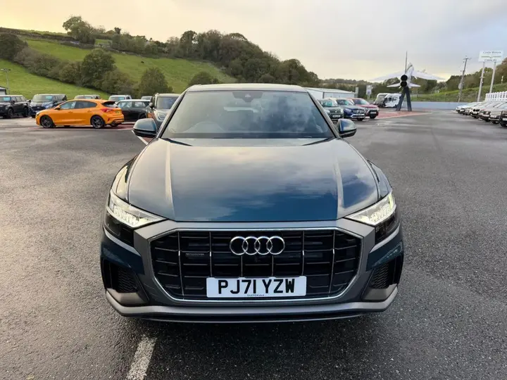 Audi Q8 2021 photo 2