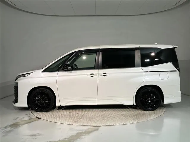 Toyota Voxy 2024 photo 2