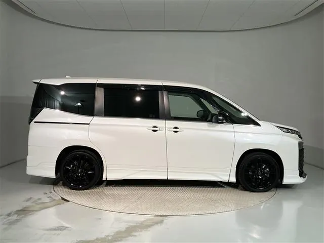 Toyota Voxy 2024 photo 3