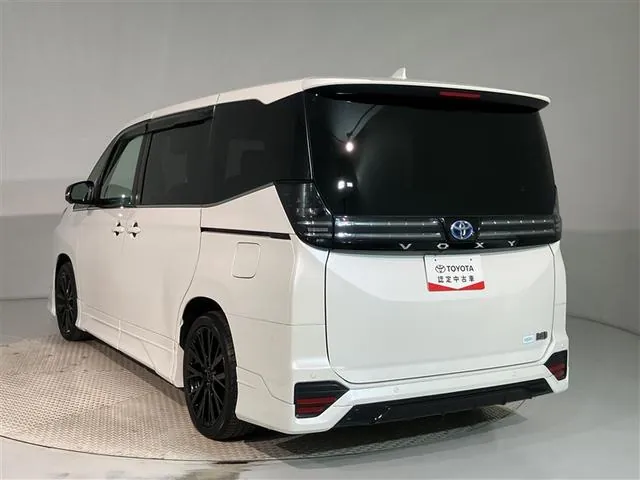 Toyota Voxy 2024 photo 4