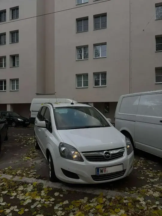 Opel Zafira 2013 photo 2