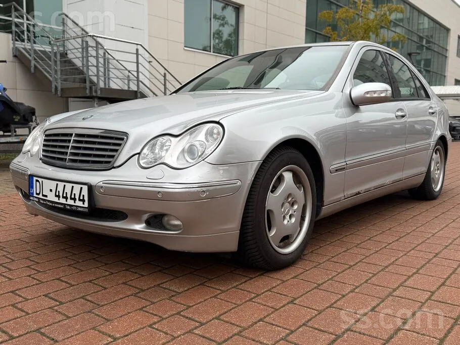 Mercedes-Benz C320 2001 photo 2