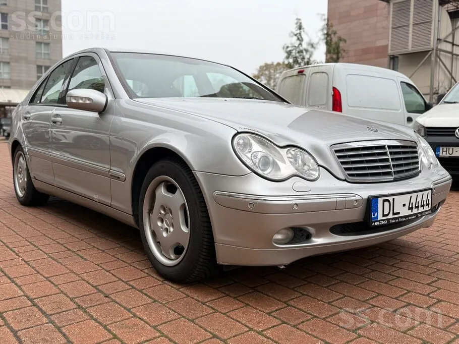 Mercedes-Benz C320