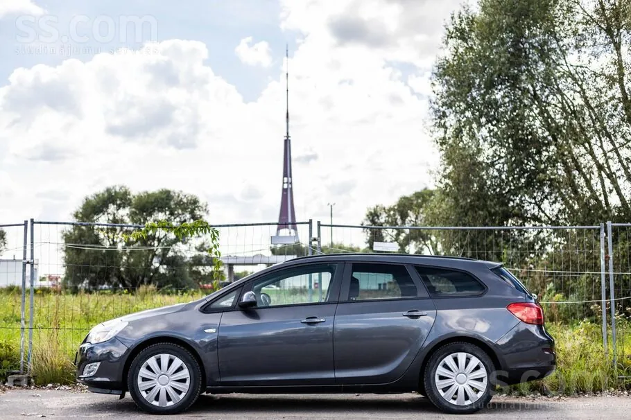 Opel Astra 2011 photo 4
