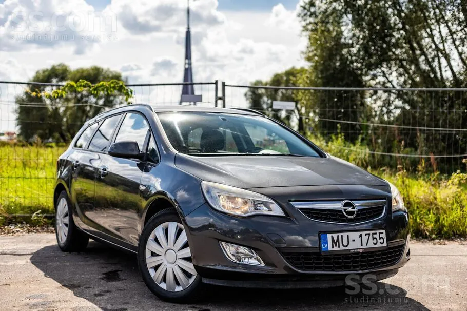 Opel Astra 2011 photo 2