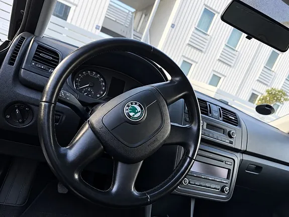Skoda Fabia 2010 photo 2