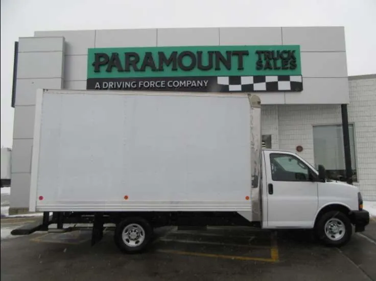 GMC Savana 3500 2023 photo 2