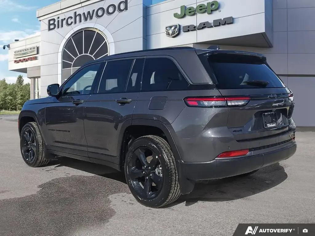 Jeep Grand Cherokee 2026 photo 5