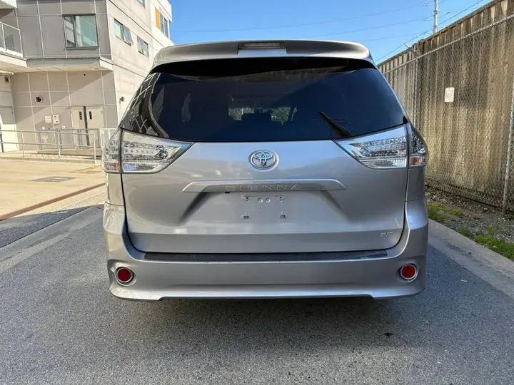 Toyota Sienna 2011 photo 3