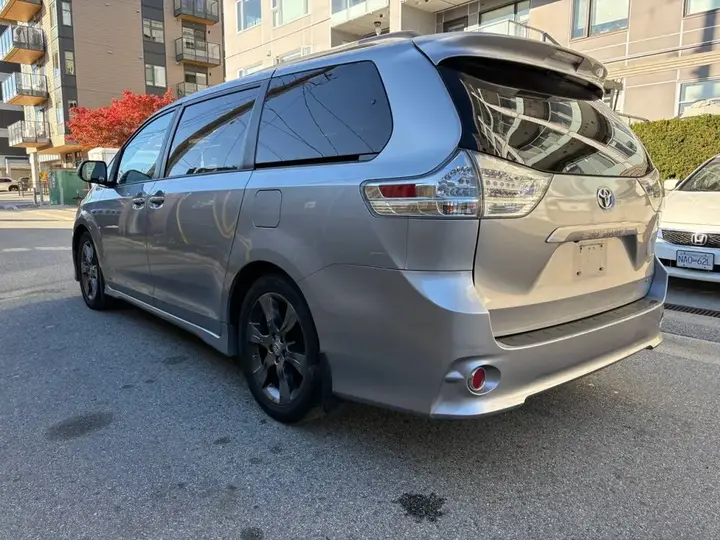 Toyota Sienna 2011 photo 2