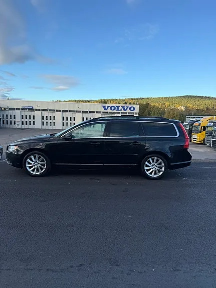 Volvo V70 2012 photo 2