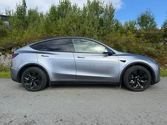 Tesla Model Y 2024 photo 2