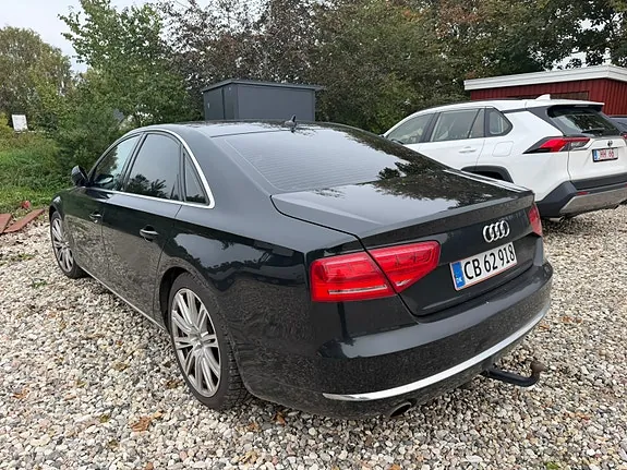 Audi A8 2010 photo 2
